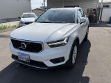 左斜め前からのアングルで、XC40のダイナミックなプロポーションを確認いただけます。ボディのコンディションも良好です。