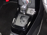 手に馴染むフロアシフトで、運転がさらに直感的で快適に。スタイリッシュなデザインとスムーズな操作感が、毎日のドライブをもっと楽しくします