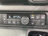 【オートエアコン】一度お好みの温度に設定すれば、車内の温度を検知し風量や温度を自動で調整。暑い&hellip;寒い&hellip;と何度もスイッチ操作をする必要はありません。快適な車内空間には必須の機能ですね♪