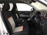 高いホールド性で運転姿勢が安定します。長距離ドライブでも疲れにくいのが魅力です。快適なドライビングライフをお送りください♪