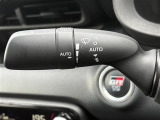 【オートワイパー(AUTO)】雨が降り出した時に、雨滴検出用センサー(レインセンサー)が雨滴を感知すると、自動でワイパーが動作します。