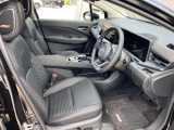 運転しやすい最適な姿勢に調整することができるシートシフター付き。リラックスして運転できます。