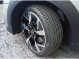 タイヤサイズは225/45R18です