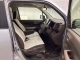 ベンチシートは、運転席と助手席の移動もスムーズ! 狭い駐車場での乗り降りや、お子様の乗り降りにも便利です。