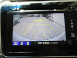 バックカメラの画像です。ガイドラインがスムースな車庫入れをサポートいたします。車庫入れの安心感がアップしますね。