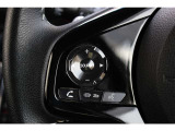 ハンドル左部分でオーディオ操作が可能。そのため、運転中でも目線をずらさずに安全運転♪スマートフォンを接続してハンズフリー通話も可能です。