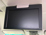 【フリップダウンモニター】大画面モニターで後席でもエンタメをお楽しみいただけます。小さなお子様にも大人気の装備です♪