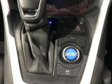 内装工程では、中古車を気持ちよくお乗りいただけるよう清掃しております。シートの洗浄はもちろん、ニオイの元となるフロアカーペットまで洗浄・消臭を実施。