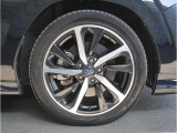 純正18インチアルミホイル/タイヤサイズは225/45R18です