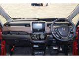操作性に優れた運転席となります!小物入れや各ボタンの配置にこだわり、使いやすいです!座り心地もよく視認性も良好なのでロングドライブもお任せ下さい!