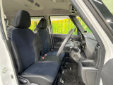 運転席シート廻りは使用感も少なく、良好な状態となっています。前オーナー様が丁寧に使っていたことがよくわかりますね。