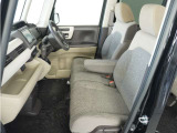 運転席と助手席は足元が繋がっているので自由に行き来しやすいので駐車場が狭いときでも助手席側からスムーズに乗り降りできて便利!