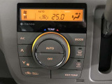 左右独立温度コントロールフルオートエアコンです。運転席、助手席それぞれで独立して温度設定ができます。冷え性の方が乗っても安心ですね♪