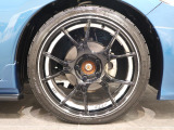 社外のアルミホイールが足元を飾ります!タイヤサイズは205/45R17になります。