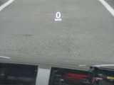 運転視界の遠方上方に虚像を投影することで前を見ながら情報の視認ができます。本当にドライバーが必要な情報を適切に伝え、楽しんで頂くことを考えた新世代装備です。※虚像は2.6m前方に浮かぶイメージです。