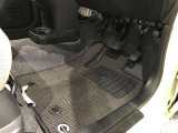 内装工程では、中古車を気持ちよくお乗りいただけるよう清掃しております。シートの洗浄はもちろん、ニオイの元となるフロアカーペットまで洗浄・消臭を実施。
