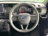 インテリアに合わせたデザインのステアリングは、運転される方のことも考え、運転しやすい形状、大きさです。是非一度、実際に触ってお確かめください。