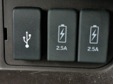 点検整備の待ち時間はカフェのようなおしゃれな空間でお待ちいただけます。フリードリンク制となっておりますので、お好きなものをお召し上がりください。
