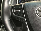 ステアリングスイッチ付きで、運転中に視線を前に向けたまま操作できます。