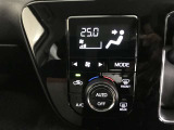 左右独立温度コントロールフルオートエアコンです。運転席、助手席それぞれで独立して温度設定ができます。冷え性の方が乗っても安心ですね♪