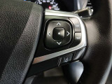 ステアリングには運転中でも簡単に操作できる各種スイッチついてます