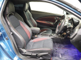 操作性に優れた運転席となります!小物入れや各ボタンの配置にこだわり、使いやすいです!座り心地もよく視認性も良好なのでロングドライブもお任せ下さい!