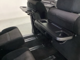 運転席・助手席の背もたれには、2列目シート用にカップホルダー付きの「格納式のシートバックテーブル」を装備しています。休憩時のちょっとした時間などカップを置いたり、小物置きに使えて便利です。