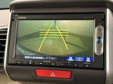 リバースギアに入れるだけで後方の表示へ切り替わります。夜間や雨の日の駐車も楽になりますよ。