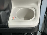【ホッとカップホルダー】ホットドリンクをちょうどいい温度でキープしてくれる保温機能付きのカップホルダーです。冬の寒い日でも快適なドライブを♪