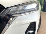 【LEDヘッドライト】悪天候や夜間走行時も良好な視界を確保し安心して運転できる高輝度LEDヘッドライトを装備!点灯速度が早く、消費電力も抑えられています。