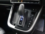 スムーズな操作で快適に運転を楽しめるよう、シフトポジションを電動で制御するエレクトロシフトマチックを採用しています。