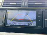 【バックガイドモニター】車両後方の映像をナビ画面に表示し、駐車などの後退操作をサポートします。