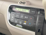 【オートエアコン】一度お好みの温度に設定すれば、車内の温度を検知し風量や温度を自動で調整。暑い&hellip;寒い&hellip;と何度もスイッチ操作をする必要はありません。快適な車内空間には必須の機能ですね♪