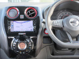 すっきりした運転席周りにはナビやエアコンの操作パネルを設置しておりますので、お一人での運転でもご安心できます。
