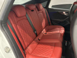 ナンバー付きの車両は公道試乗可能です(登録済未使用車など一部除く)。また、取り回しの確認など、広い場内でご試乗も可能です。お気軽に申し付けください。