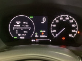 ハイブリット車専用のメーターです。右側の大型スピードメーターに加え、ステアリングスイッチを使って左のマルチインフォメーション・ディスプレイで燃費や動力伝達などの情報が見れるようになっています。