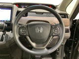 ハンドルにHondaセンシング系のクルーズコントロールやレーンキープアシストなどのスイッチと、オーディオの操作スイッチが装備されています。ハンドルから手を離さず安全に操作できます。