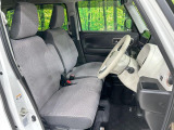 運転席まわりには十分なスペースがあり、大柄な方でもゆったり運転していただける環境です。