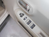 運転席ドアには、電動格納式リモコンドアミラーや、パワーウインドウマスタースイッチがあります。