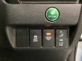 Hondaセンシング用の、VSA(ABS+TCS+横滑り抑制)解除と路外逸脱抑制機能のオンオフスイッチなどはハンドルの右側に装備しています。燃費に役立つECONボタンもここです。
