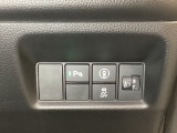 ハンドルの右側にはヘッドライトレベライザーとHondaセンシング用のメインスイッチがついています。ヘッドライトレベライザーは道路状況や積荷の加重に応じてライトの高さを調節できます。