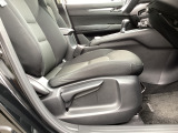 運転席にはドライバーの体型や好みに応じて前後方向だけでなく、高さの調整ができるシートリフターを装備!