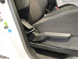 シートハイトアジャスターが付いているので運転姿勢を調整するのに便利ですね。身長に合ったシートポジションは安全運転や疲労軽減にもつながります。