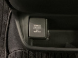 アクセサリーソケットはUSBのアダプターなどをつければ、スマホの充電にも使えます。周辺には物が置けるボックスがついています。