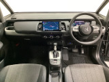 車内は光触媒抗菌消臭施工済です。インパネ周りはスタイリッシュなデザインで機能や装備も充実しています。グローブボックスやカップホルダーのほかにトレーなどたくさんの収納スペースが付いています。