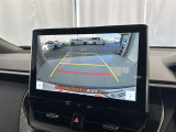 こちらのバックカメラは画面にラインが表示されておりますので、バック持のクルマの進行方向の目安になります。より高いレベルで車庫入れをサポートする、便利な機能ですね。