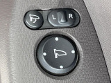 【電動格納ミラー】サイドミラーは電動格納式となっており、狭い駐車場でもキズがつくリスクを抑えられます。
