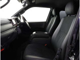 高いホールド性で運転姿勢が安定します。長距離ドライブでも疲れにくいのが魅力です。快適なドライビングライフをお送りください♪
