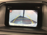 リバースギアに入れるだけで後方の表示へ切り替わります。夜間や雨の日の駐車も楽になりますよ。