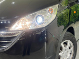 【HIDヘッドライト】非常に明るく前方を照らしてくれるので、悪天候や夜間の走行時も視界良好で安心してお乗りいただけます。